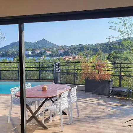 Architect-designed Villa, Overlooking Agay Bay ヴィラ *